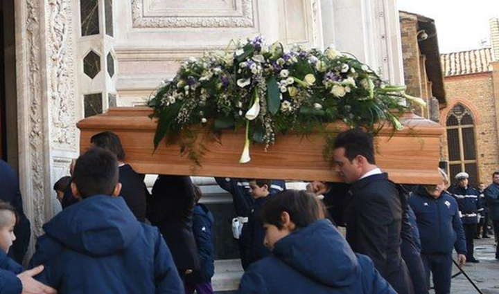 Hàng ngàn người đưa tiễn Astori về nơi an nghỉ cuối cùng